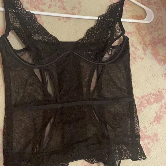 Lingerie - Picture 2 of 5